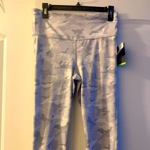 NWT GapFit Eclipse Medium Capri Athletic  pants